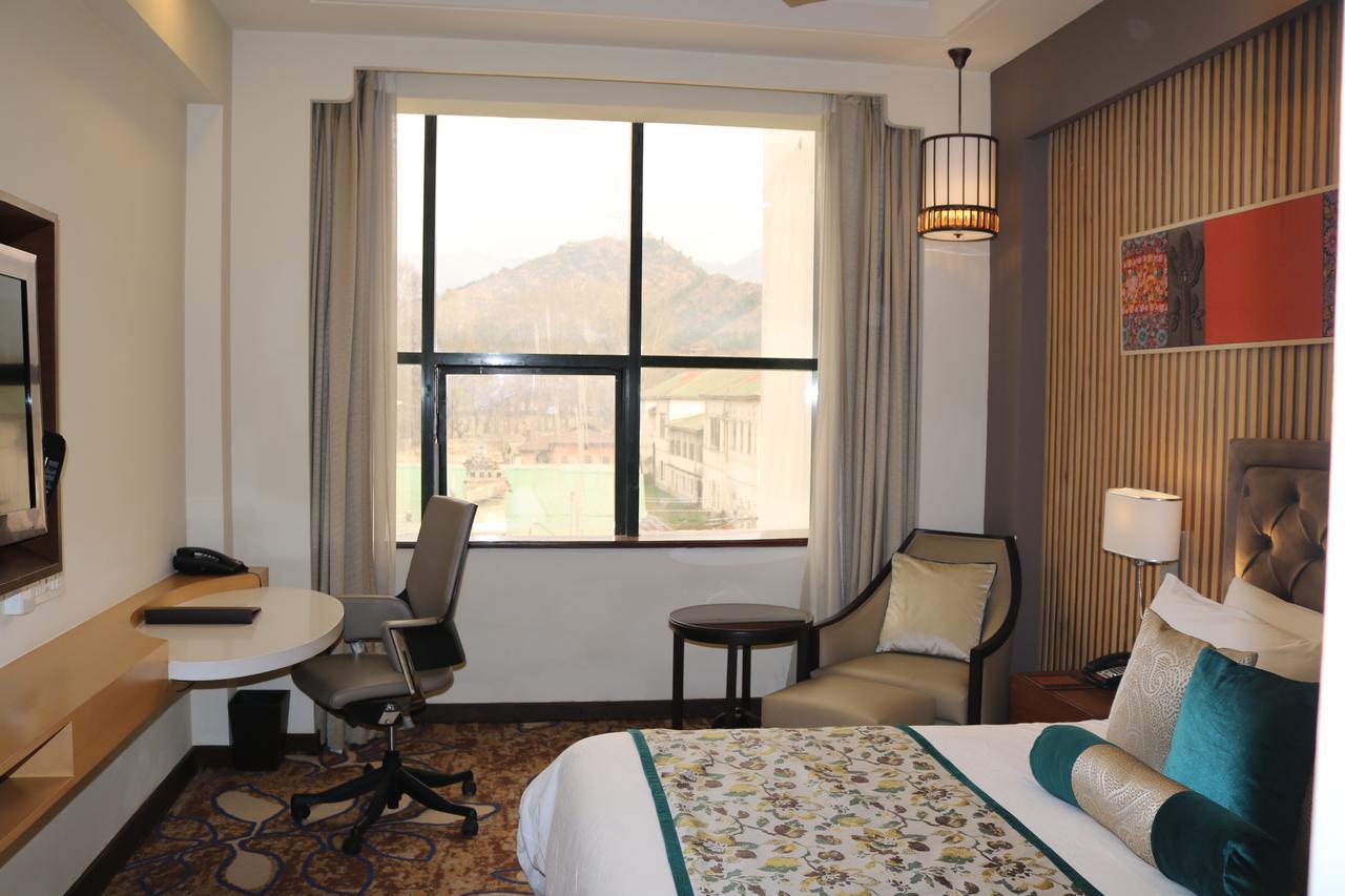Hotel Radisson Srinagar Exterior foto